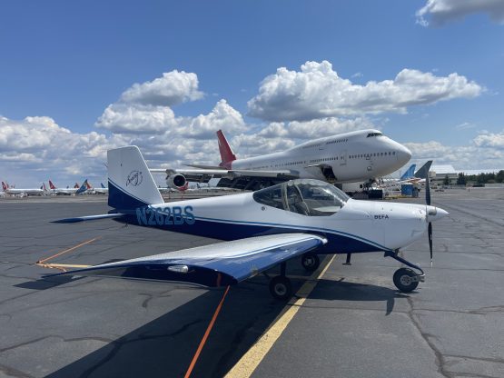 RV-12is with B747-400